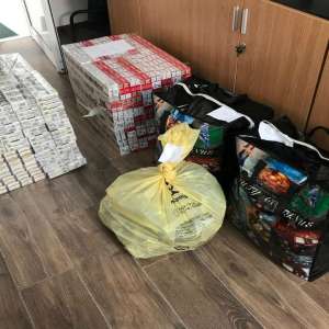 Ţigări de contrabandă, ascunse în pereţii laterali ai unui microbuz