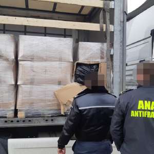 O tonă de tutun, ascunsă printre cutii cu detergenți lichizi,  confiscată la P.T.F. Petea