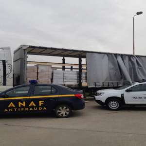 O tonă de tutun, ascunsă printre cutii cu detergenți lichizi,  confiscată la P.T.F. Petea