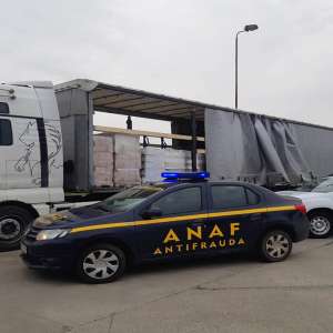 O tonă de tutun, ascunsă printre cutii cu detergenți lichizi,  confiscată la P.T.F. Petea