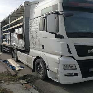 O tonă de tutun, ascunsă printre cutii cu detergenți lichizi,  confiscată la P.T.F. Petea