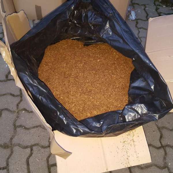 O tonă de tutun, ascunsă printre cutii cu detergenți lichizi, confiscată la P.T.F. Petea