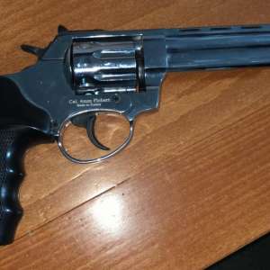 Armă de foc descoperită în torpedoul unui autoturism tractat