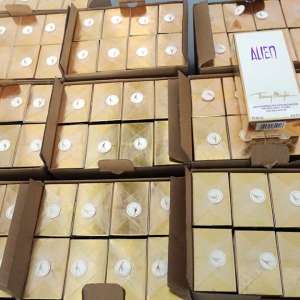 Textile, încălțăminte și parfumuri, susceptibile a fi contrafăcute, descoperite de polițiștii de frontieră giurgiuveni