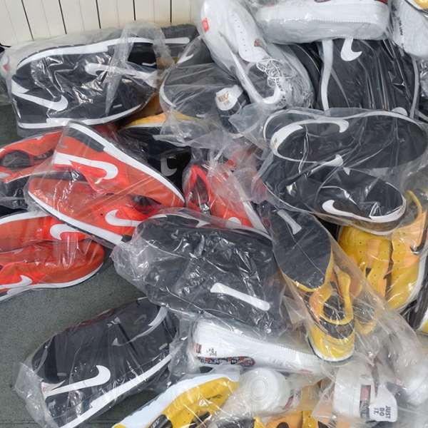 Textile, încălțăminte și parfumuri, susceptibile a fi contrafăcute, descoperite de polițiștii de frontieră giurgiuveni