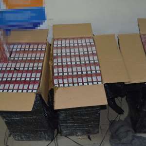 Țigări ascunse în cutii de detergent şi în pragurile unui autoturism descoperite în P.T.F. Siret