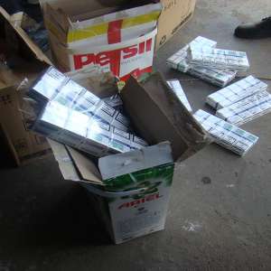 Țigări ascunse în cutii de detergent şi în pragurile unui autoturism descoperite în P.T.F. Siret