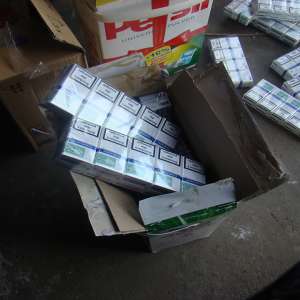 Țigări ascunse în cutii de detergent şi în pragurile unui autoturism descoperite în P.T.F. Siret