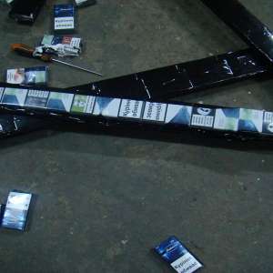 Țigări ascunse în cutii de detergent şi în pragurile unui autoturism descoperite în P.T.F. Siret