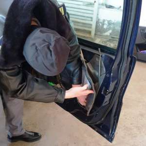 Ţigări de contrabandă, ascunse în portierele şi plafonul unui autoturism