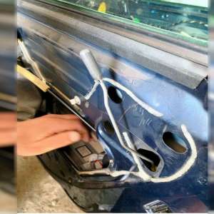 Ţigări de contrabandă, ascunse în portierele şi plafonul unui autoturism