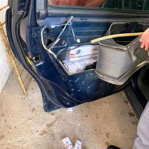 Ţigări de contrabandă, ascunse în portierele şi plafonul unui autoturism