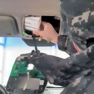 Ţigări de contrabandă, ascunse în portierele şi plafonul unui autoturism