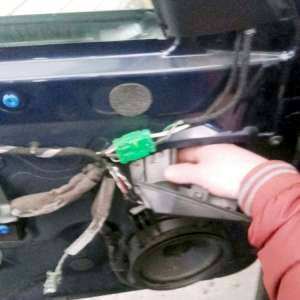 Ţigări de contrabandă, ascunse în portierele şi plafonul unui autoturism