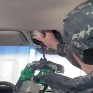 Ţigări de contrabandă, ascunse în portierele şi plafonul unui autoturism