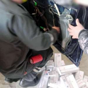 Ţigări de contrabandă, ascunse în portierele şi plafonul unui autoturism