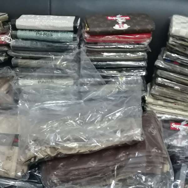Textile, încălțăminte și parfumuri, susceptibile a fi contrafăcute, descoperite de polițiștii de frontieră giurgiuveni