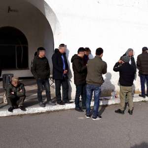 Zece persoane din Vietnam şi patru călăuze slovace, depistate la graniţa cu Ungaria