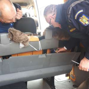 Ţigări ascunse în banchete, caroserie şi uşile unor microbuze,  descoperite la P.T.F. Giurgiu