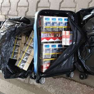 Ţigări ascunse în banchete, caroserie şi uşile unor microbuze,  descoperite la P.T.F. Giurgiu