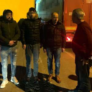 Patru cetăţeni străini, ascunşi printre frigidere, depistaţi în P.T.F. Giurgiu