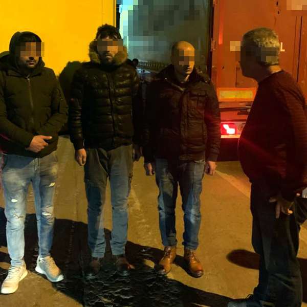 Patru cetăţeni străini, ascunşi printre frigidere, depistaţi în P.T.F. Giurgiu