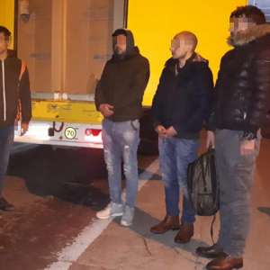 Patru cetăţeni străini, ascunşi printre frigidere, depistaţi în P.T.F. Giurgiu