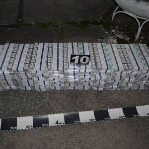 Doi bărbaţi cercetați pentru contrabandă și peste 61.000 de pachete cu țigări, confiscate la graniţa cu Ucraina