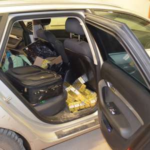 Doi bărbaţi cercetați pentru contrabandă și peste 61.000 de pachete cu țigări, confiscate la graniţa cu Ucraina