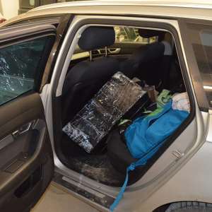 Doi bărbaţi cercetați pentru contrabandă și peste 61.000 de pachete cu țigări, confiscate la graniţa cu Ucraina