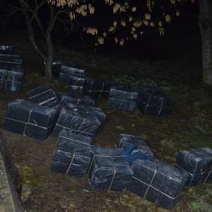 Doi bărbaţi cercetați pentru contrabandă și peste 61.000 de pachete cu țigări, confiscate la graniţa cu Ucraina
