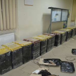 Doi bărbaţi cercetați pentru contrabandă și peste 61.000 de pachete cu țigări, confiscate la graniţa cu Ucraina