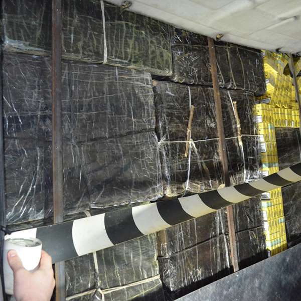 Peste 13.500 de pachete cu țigări, confiscate la frontiera de nord