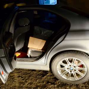 BMW burduşit cu ţigări de contrabandă, descoperit la frontiera de est