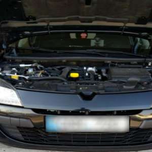 Renault blindat cu ţigări de contrabandă, confiscat la Stânca