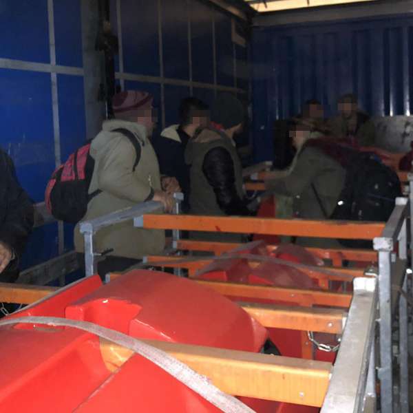 14 cetățeni străini ascunși într-un automarfar, depistaţi de poliţiştii de frontieră la Nădlac II