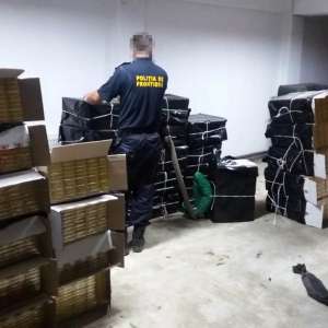 Peste 17.000 de pachete cu țigări, descoperite într-un autoturism urmărit în trafic