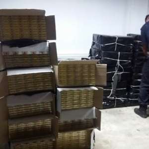 Peste 17.000 de pachete cu țigări, descoperite într-un autoturism urmărit în trafic