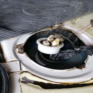 Ţigarete de contrabandă descoperite de Acaia în rezervorul unui autoturism