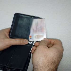 Un permis de conducere fals și trei infracțiuni