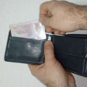 Un permis de conducere fals și trei infracțiuni