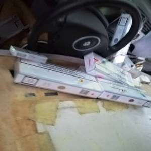 Ţigări de contrabandă, ascunse în podeaua și plafonul unui autoturism