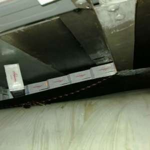 Ţigări de contrabandă, ascunse în podeaua și plafonul unui autoturism