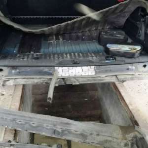 Ţigări de contrabandă, ascunse în podeaua și plafonul unui autoturism