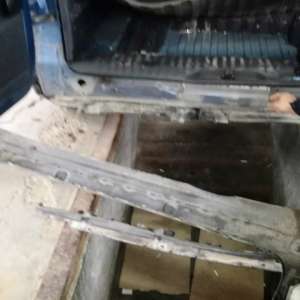 Ţigări de contrabandă, ascunse în podeaua și plafonul unui autoturism