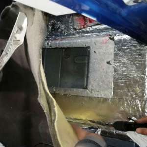 Ţigări de contrabandă, ascunse în podeaua și plafonul unui autoturism