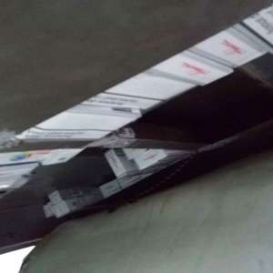 Ţigări de contrabandă, ascunse în podeaua și plafonul unui autoturism