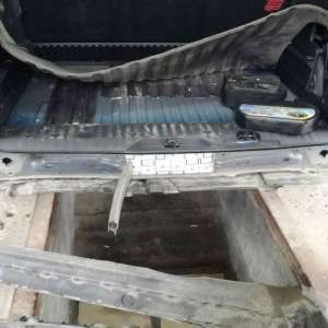 Ţigări de contrabandă, ascunse în podeaua și plafonul unui autoturism