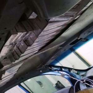 Ţigări de contrabandă, ascunse în podeaua și plafonul unui autoturism