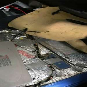 Ţigări de contrabandă, ascunse în podeaua și plafonul unui autoturism